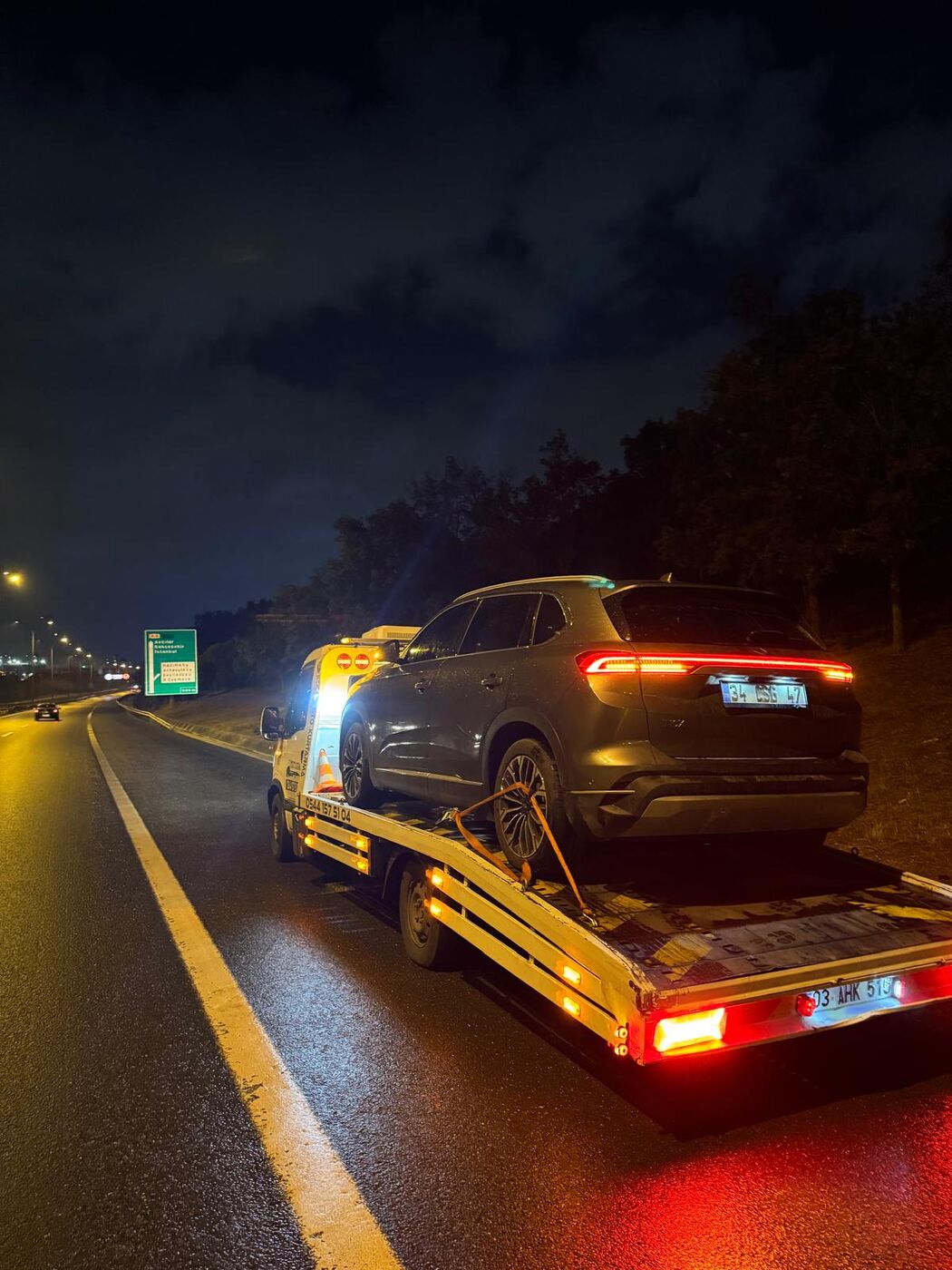 Köçer Oto Kurtarma çekicisi gece İstanbul çevre yolunda araç taşıyor